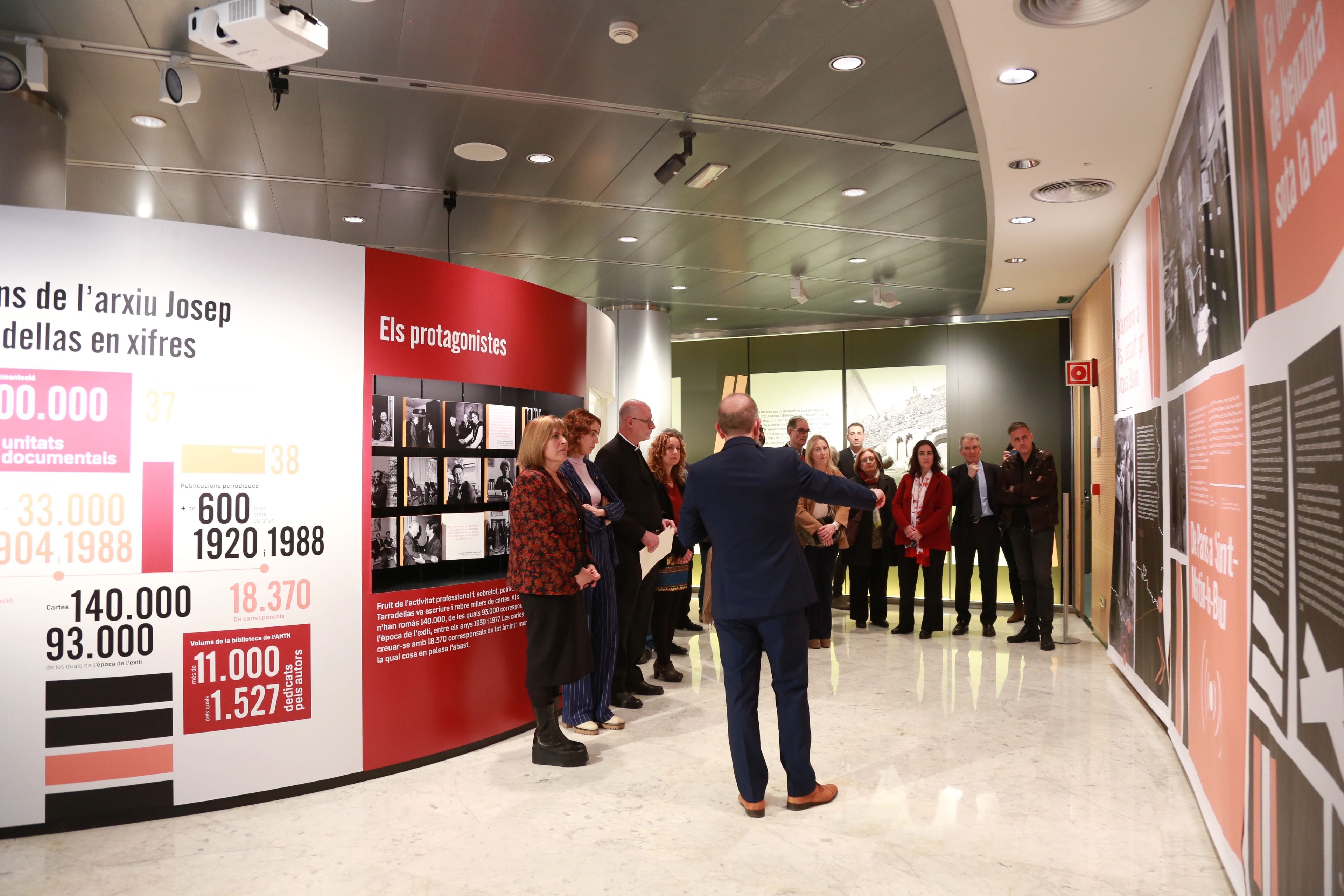 La presidenta Marín, amb la consellera Usabart i l'Abat Vilà atenent les explicacions del comissari Esculies durant la inauguració de l'Exposició "Els fonaments de l'autogovern. Arxiu Montserrat Tarradellas i Macià". Imatge: Judit Contreras/Diputació de Barcelona La presidenta Marín, amb la consellera Usabart i l'Abat Vilà atenent les explicacions del comissari Esculies durant la inauguració de l'Exposició "Els fonaments de l'autogovern. Arxiu Montserrat Tarradellas i Macià". Imatge: Judit Contreras/Diputació de Barcelona