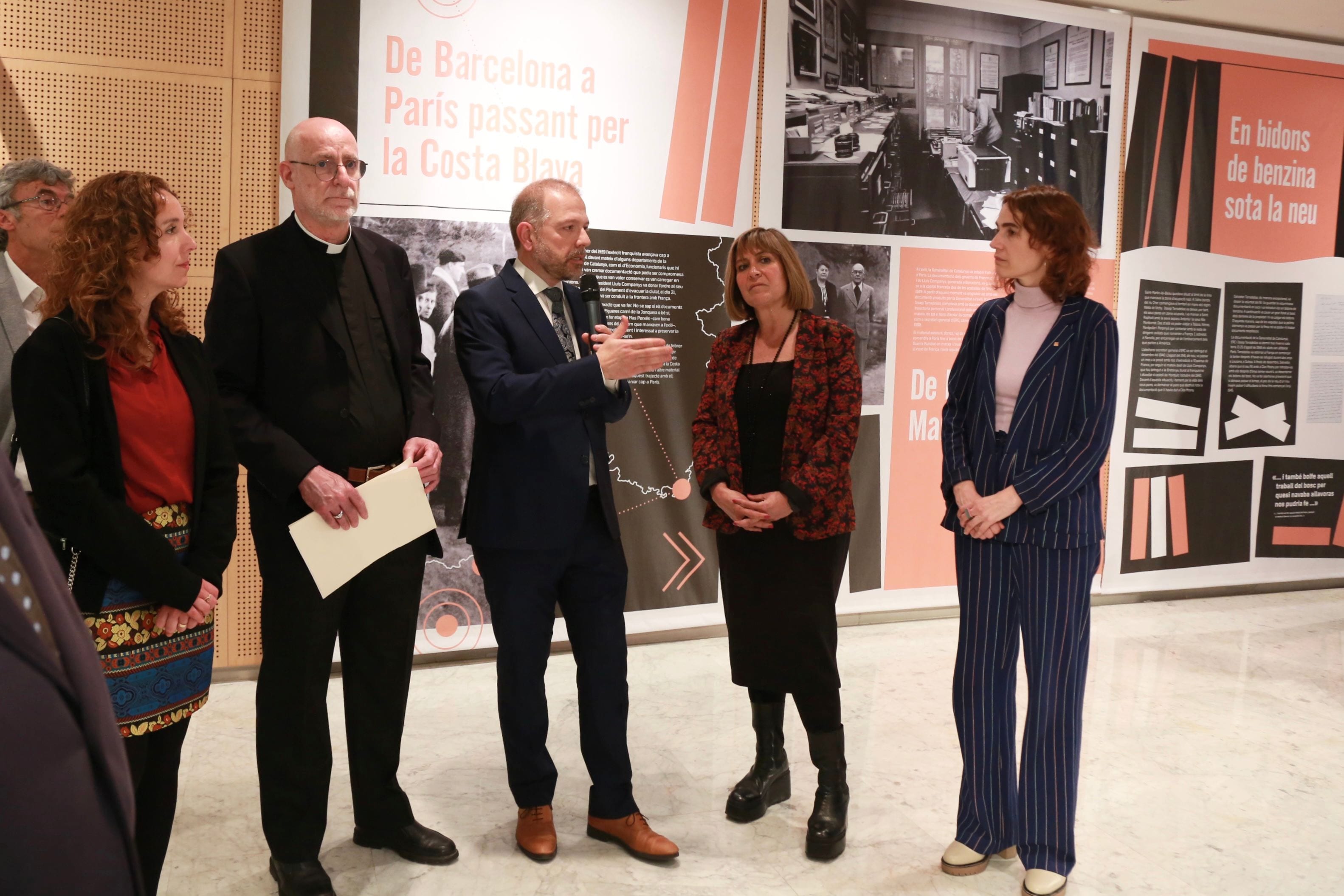 La presidenta Marín, amb la consellera Usabart i l'Abat Vilà atenent les explicacions del comissari Esculies durant la inauguració de l'Exposició "Els fonaments de l'autogovern. Arxiu Montserrat Tarradellas i Macià". Imatge: Judit Contreras/Diputació de Barcelona La presidenta Marín, amb la consellera Usabart i l'Abat Vilà atenent les explicacions del comissari Esculies durant la inauguració de l'Exposició "Els fonaments de l'autogovern. Arxiu Montserrat Tarradellas i Macià". Imatge: Judit Contreras/Diputació de Barcelona