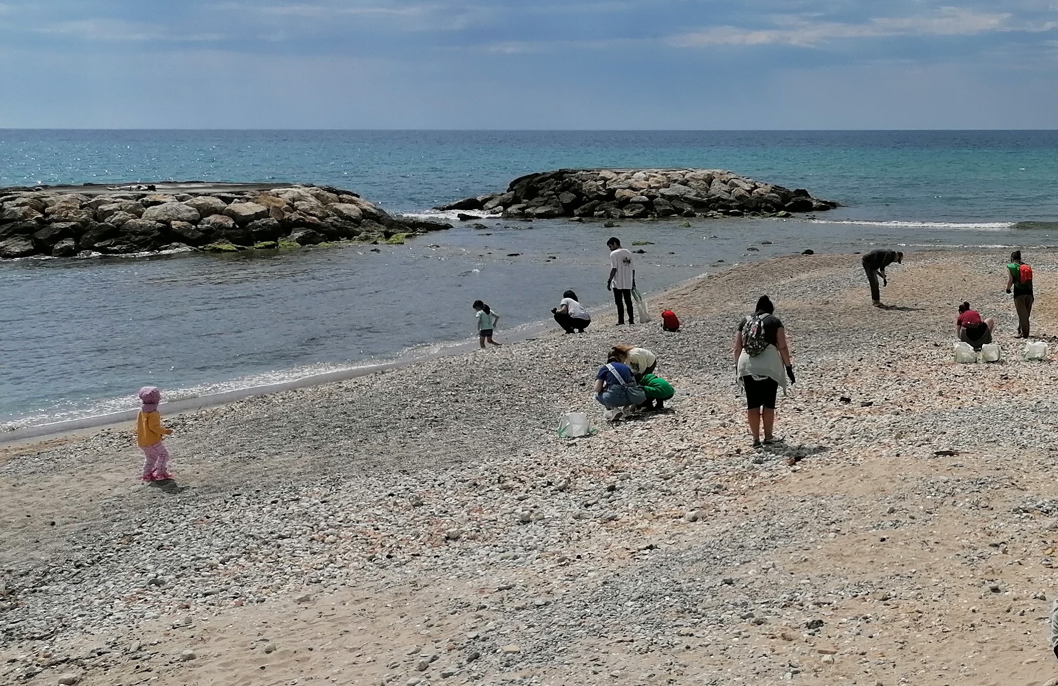 Persones voluntàries recollint residus a les platges de Sitges. Foto: Diputació de Barcelona Persones voluntàries recollint residus a les platges de Sitges. Foto: Diputació de Barcelona