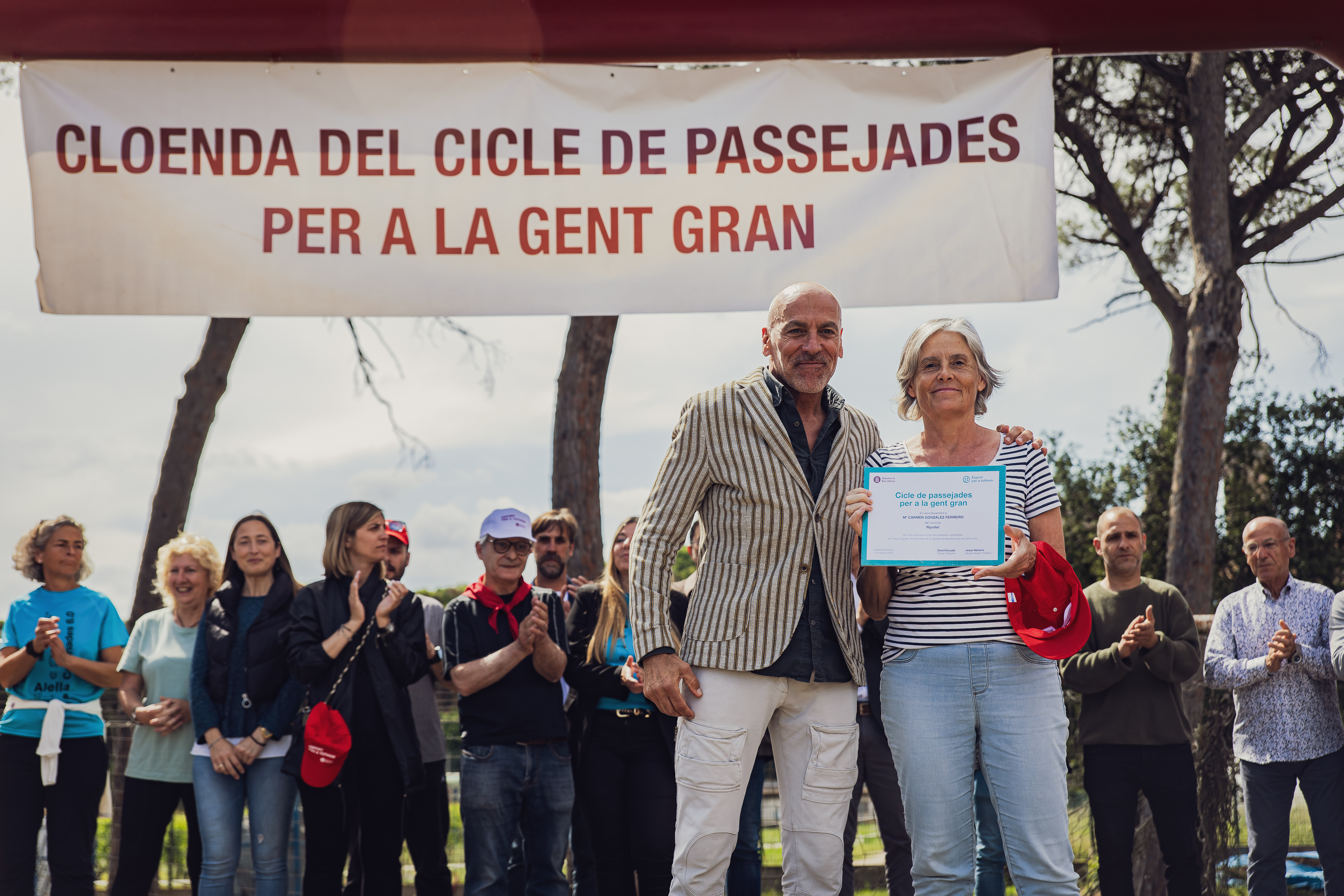 El coordinador de l'àrea d'Esports, Conrad Felip, entregant un diploma a uns dels participants. Foto: Sergio Ramos/Diputació de Barcelona El coordinador de l'àrea d'Esports, Conrad Felip, entregant un diploma a uns dels participants. Foto: Sergio Ramos/Diputació de Barcelona