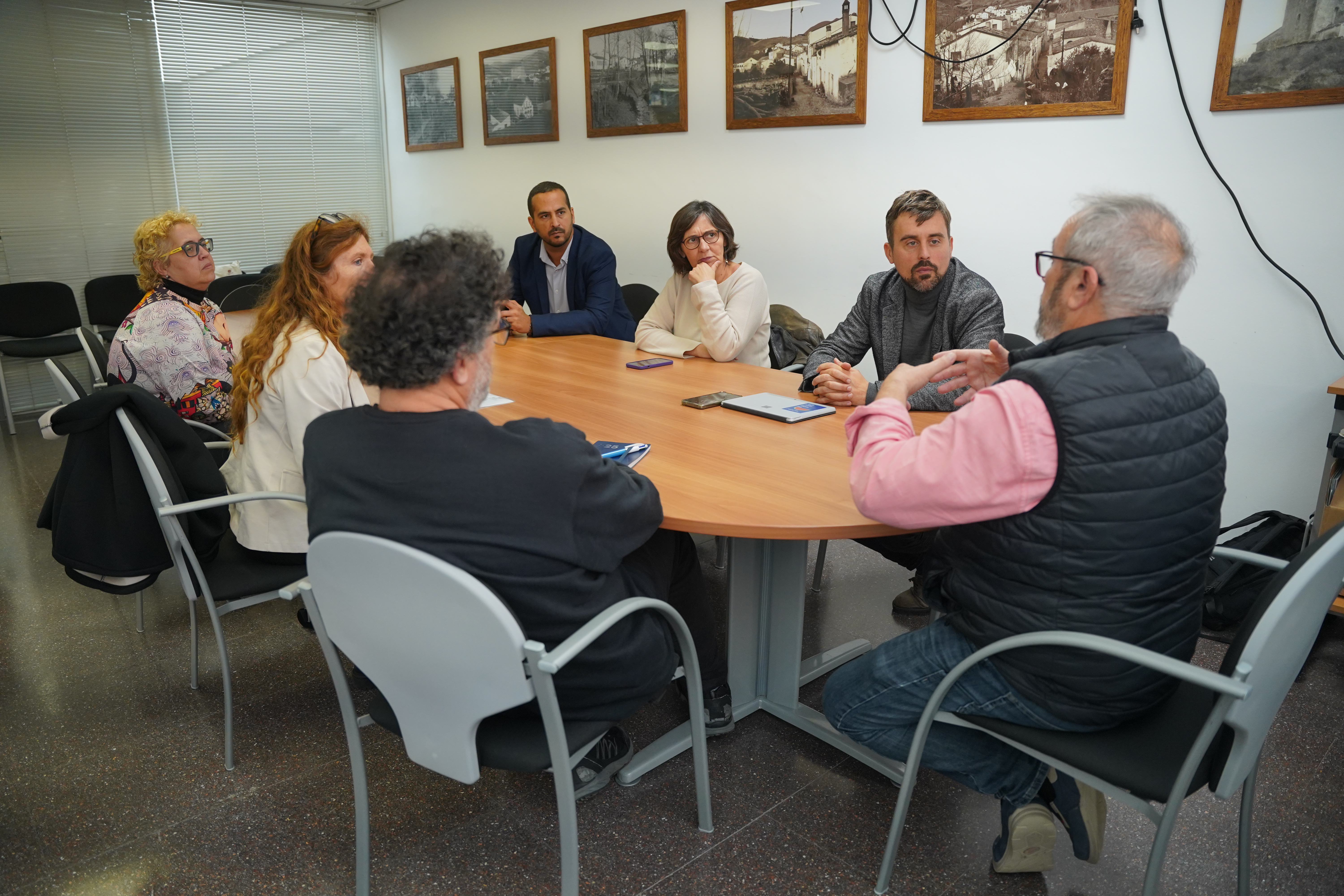 Representants de l'Ajuntament de Sant Iscle de Vallalta i de la Diputació de Barcelona durant la presentació de la nova Oficina. Foto: Irene Vilà / Diputació de Barcelona Representants de l'Ajuntament de Sant Iscle de Vallalta i de la Diputació de Barcelona durant la presentació de la nova Oficina. Foto: Irene Vilà / Diputació de Barcelona
