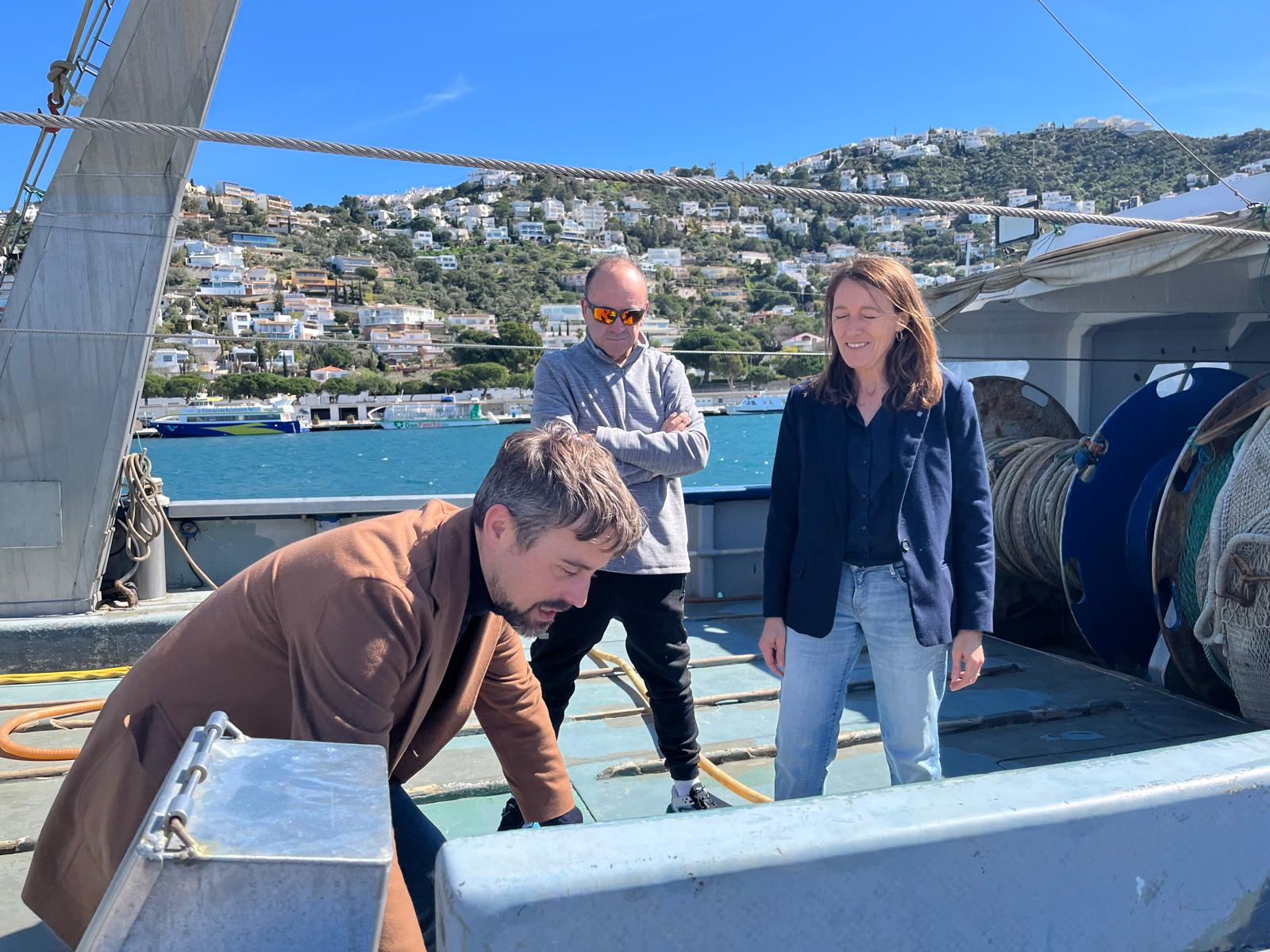 El diputat d'Acció Climàtica, Marc Serra, durant la visita a l'embarcació Medan. Foto: Diputació de Barcelona El diputat d'Acció Climàtica, Marc Serra, durant la visita a l'embarcació Medan. Foto: Diputació de Barcelona