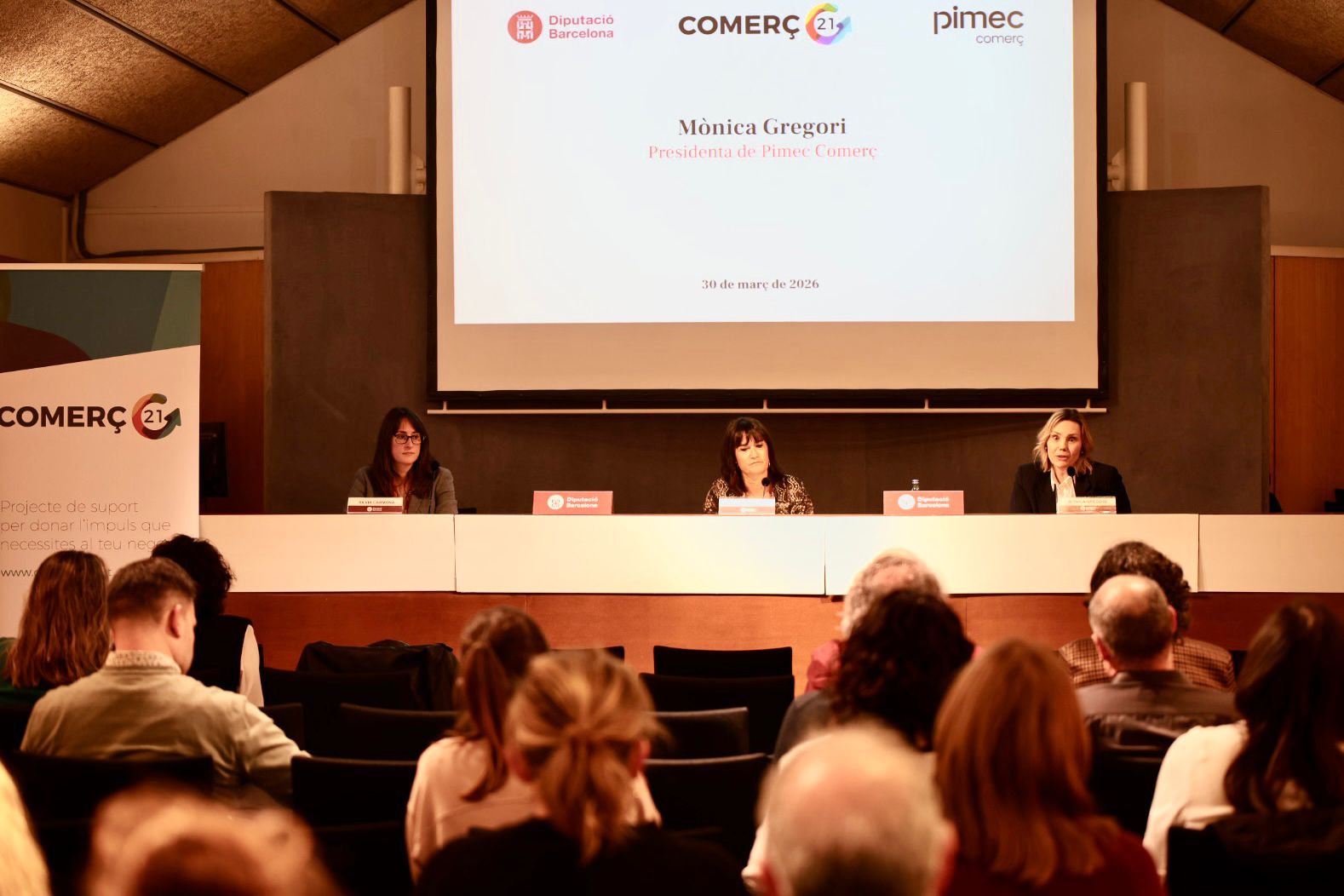 L'acte ha inclòs una salutació institucional a càrrec de la diputada de Comerç i Consum de la Diputació de Barcelona, Olga Serra, i de la presidenta de Pimec Comerç, Mònica Gregori. Foto: Diputació de Barcelona L'acte ha inclòs una salutació institucional a càrrec de la diputada de Comerç i Consum de la Diputació de Barcelona, Olga Serra, i de la presidenta de Pimec Comerç, Mònica Gregori. Foto: Diputació de Barcelona