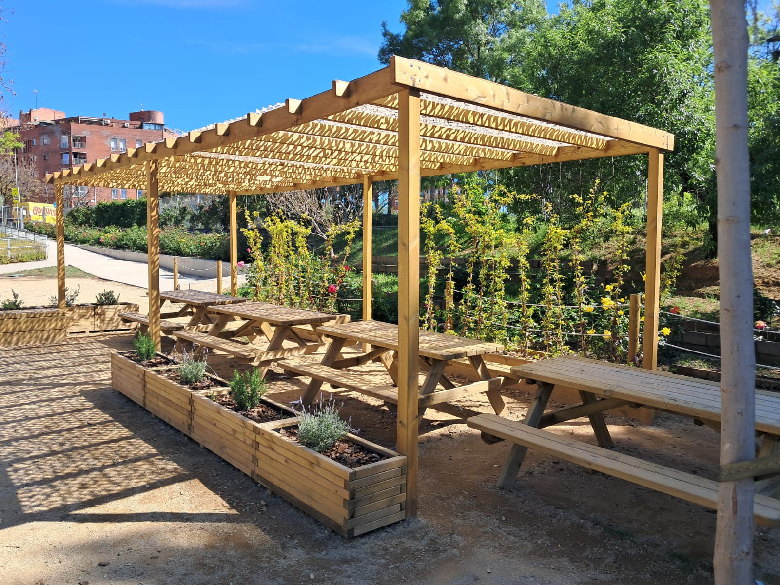 Els tendals i la naturalització dels espais són algunes de les actuacions de l'Adaptaclima. Foto: Ajuntament de Sant Feliu de Llobregat Els tendals i la naturalització dels espais són algunes de les actuacions de l'Adaptaclima. Foto: Ajuntament de Sant Feliu de Llobregat