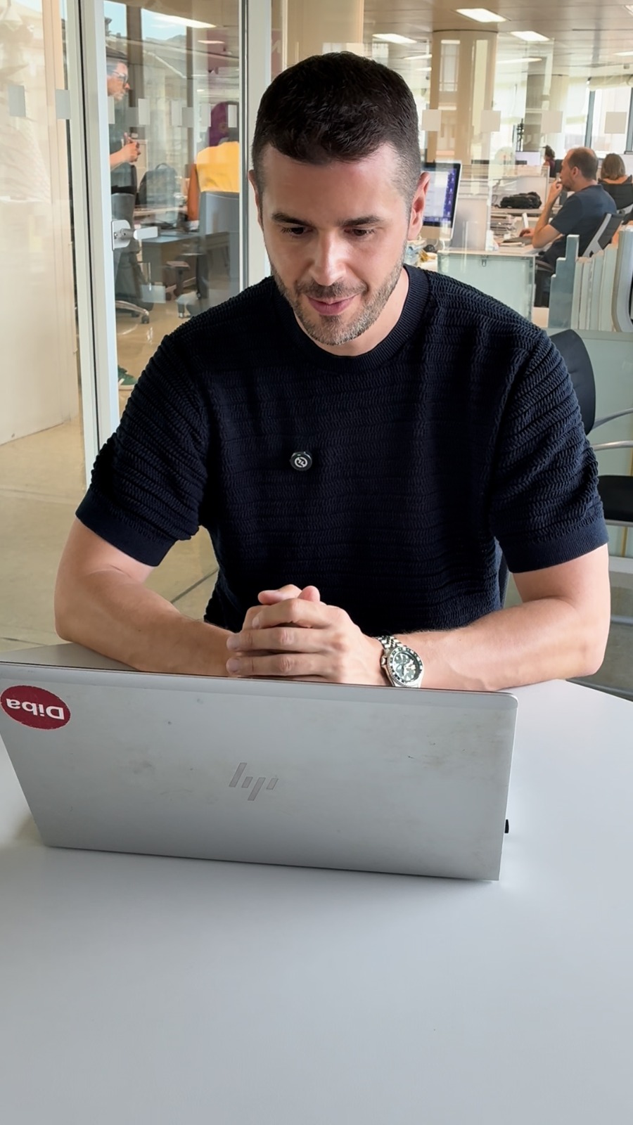 Personal tècnic especialitzat de la Diputació de Barcelona prestant atenció per videotrucada. Foto: Diputació de Barcelona Personal tècnic especialitzat de la Diputació de Barcelona prestant atenció per videotrucada. Foto: Diputació de Barcelona