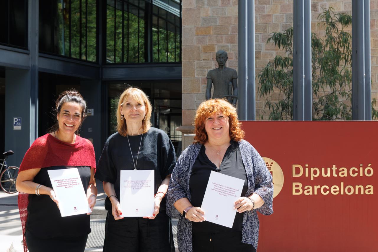 La presidenta de la Diputació de Barcelona, Lluïsa Moret (al centre), acompanyada de les diputades de l'Àrea de Feminismes i Igualtat, Raquel Albiol i Gilabert (esquerra) i Eva Soler (dreta). Foto: Òscar Ferrer / Diputació de Barcelona La presidenta de la Diputació de Barcelona, Lluïsa Moret (al centre), acompanyada de les diputades de l'Àrea de Feminismes i Igualtat, Raquel Albiol i Gilabert (esquerra) i Eva Soler (dreta). Foto: Òscar Ferrer / Diputació de Barcelona