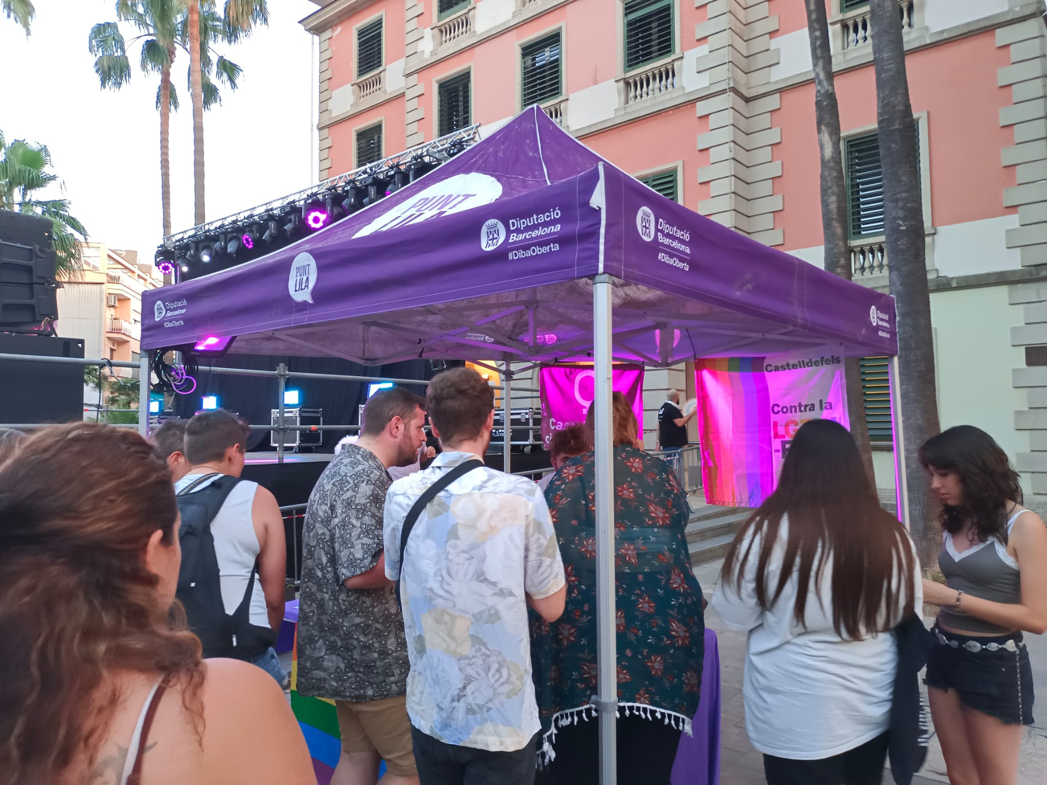 Els Punts Lila als espais públics d’oci és un recurs puntual pensat per a festes, concerts i activitats d’entreteniment. Foto: Diputació de Barcelona Els Punts Lila als espais públics d’oci és un recurs puntual pensat per a festes, concerts i activitats d’entreteniment. Foto: Diputació de Barcelona
