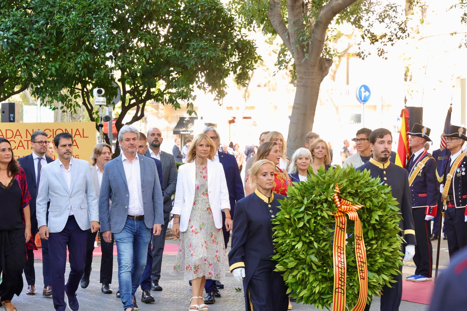 Una àmplia comitiva de la Diputació de Barcelona, encapçalada per la presidenta Lluïsa Moret, assisteix a l’ofrena floral al monument a Rafael Casanova, a Barcelona. Foto: Òscar Ferrer / Diputació de Barcelona Una àmplia comitiva de la Diputació de Barcelona, encapçalada per la presidenta Lluïsa Moret, assisteix a l’ofrena floral al monument a Rafael Casanova, a Barcelona. Foto: Òscar Ferrer / Diputació de Barcelona