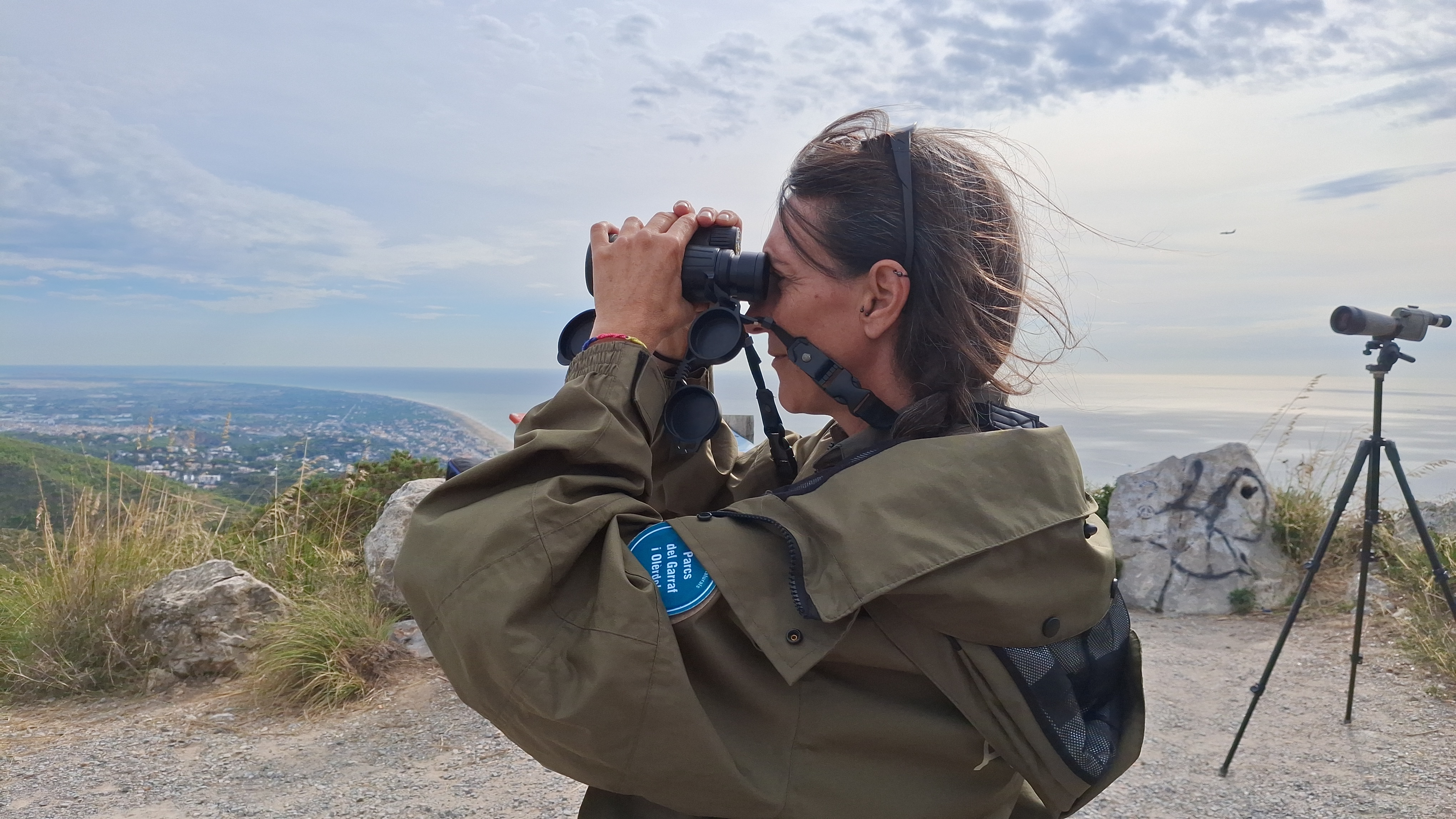 Agent d'espais naturals observant la migració de rapinyaires al Parc del Garraf. Foto: Diputació de Barcelona Agent d'espais naturals observant la migració de rapinyaires al Parc del Garraf. Foto: Diputació de Barcelona