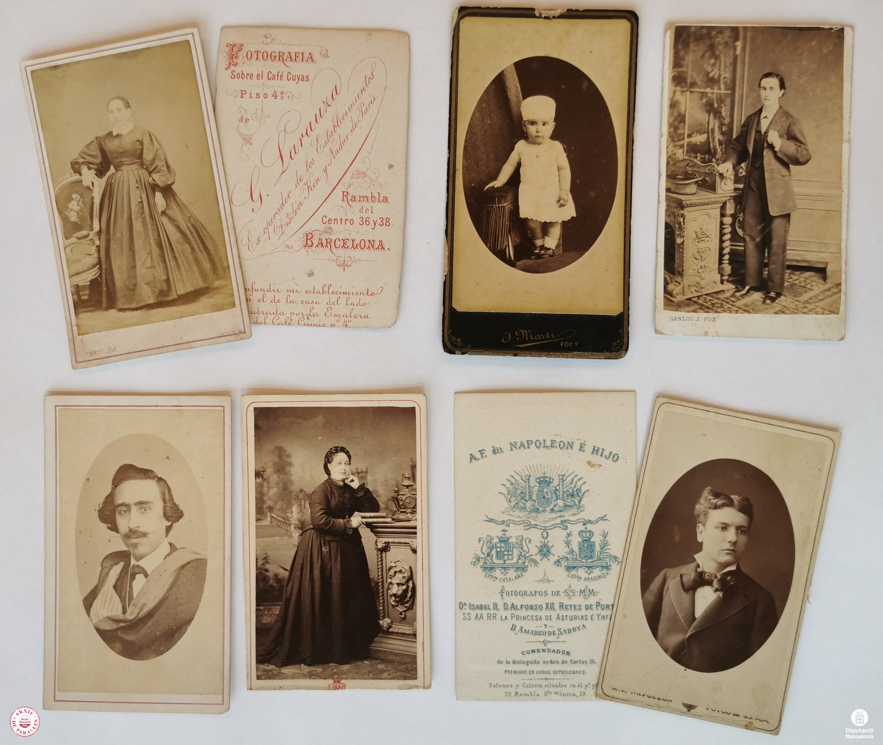 Fotomuntatge de diverses imatges de retrats i targetes de visites