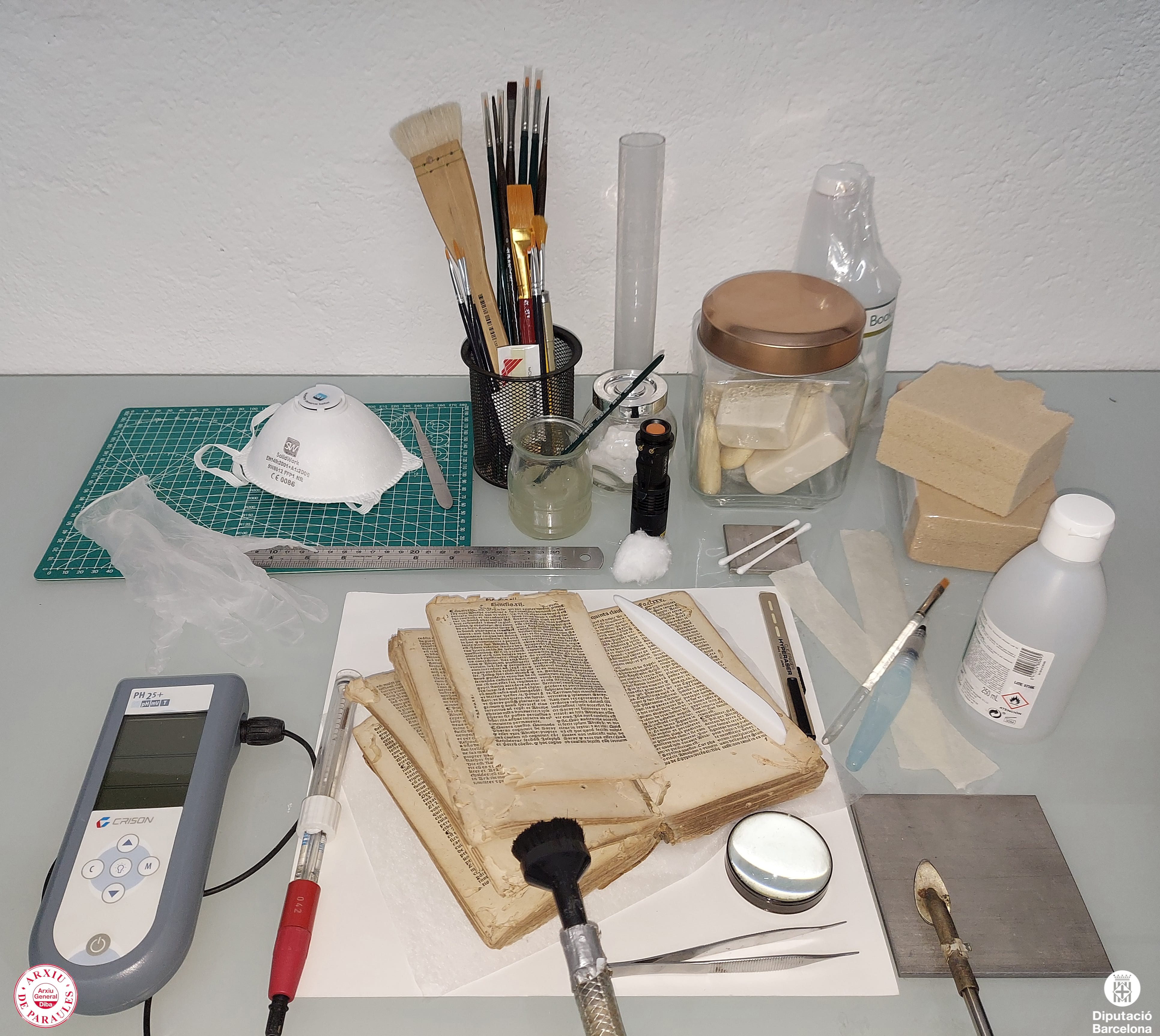 Taller de restauració amb diferents instruments de treball