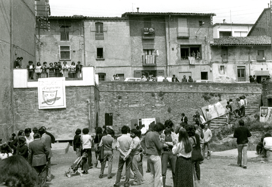 Trobada de poetes a la Plaça de les Tres Fonts. L’acte va ser presentat pel poeta Miquel Desclot. ©Autoria desconeguda/FMMP. Museu Arqueològic de l'Esquerda Trobada de poetes a la Plaça de les Tres Fonts. L’acte va ser presentat pel poeta Miquel Desclot. ©Autoria desconeguda/FMMP. Museu Arqueològic de l'Esquerda