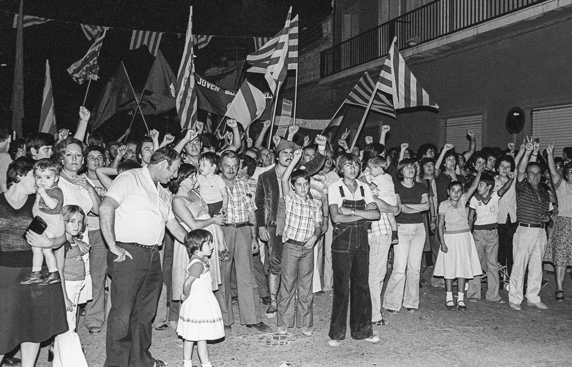 Ciutadania aplegada en la plaça de la Vila, l’11 de setembre de l’any 1977. Fotografia de Anton Muns González. AMVA, Fons Jaume Muns González. Museu de Viladecans Ciutadania aplegada en la plaça de la Vila, l’11 de setembre de l’any 1977. Fotografia de Anton Muns González. AMVA, Fons Jaume Muns González. Museu de Viladecans