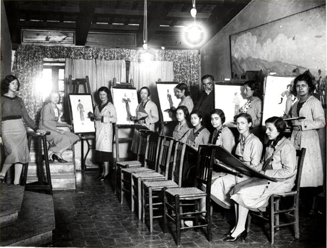 Classe de dibuix de Joan Llaverias i Labró a l’Escola de Tall, c.1915. Autoria desconeguda. Fons: Escola de la Dona. (CAT AGDB R.3191)