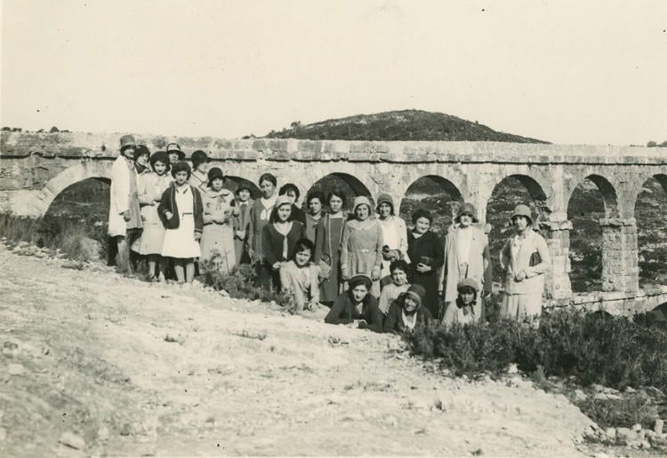 Excursió a Martorell, vista del Pont del Diable, c. 1920. Autoria desconeguda. Fons: Escola de la Dona. (CAT AGDB Maternitat-Cambra C-1)