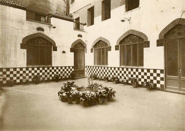 Pati de l’Escola al carrer Elisabets, 1928. Autoria desconeguda. Fons: Escola de la Dona. (CAT AGDB Maternitat-Cambra C-3)