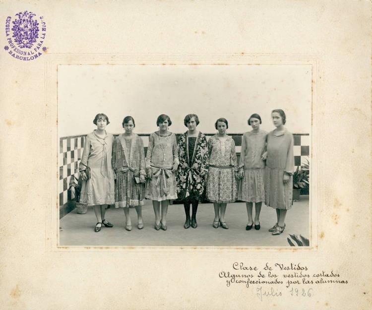 Alumnes de l’Escola Professional per a la Dona amb vestits confeccionats per les mateixes, 1926. Autoria desconeguda. Fons: Escola de la Dona. (CAT AGDB Maternitat-Cambra C-5)