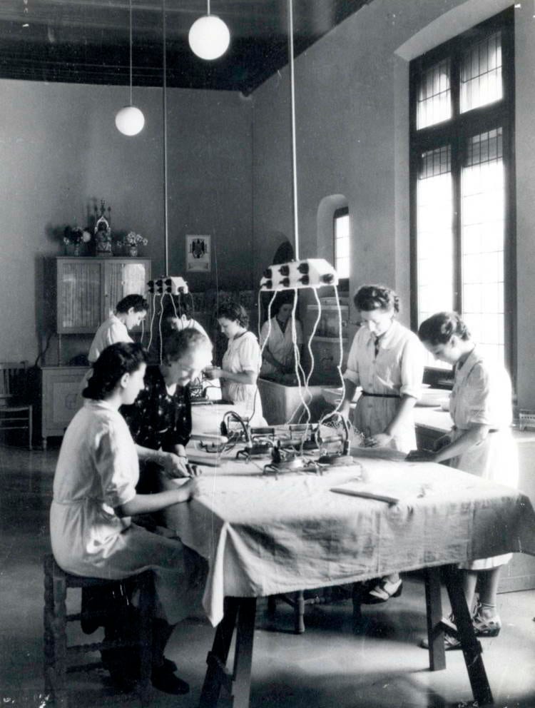 Classe de planxat, c. 1945. Autoria desconeguda. Fons: Escola de la Dona (CAT AGDB Maternitat-Cambra C-3)