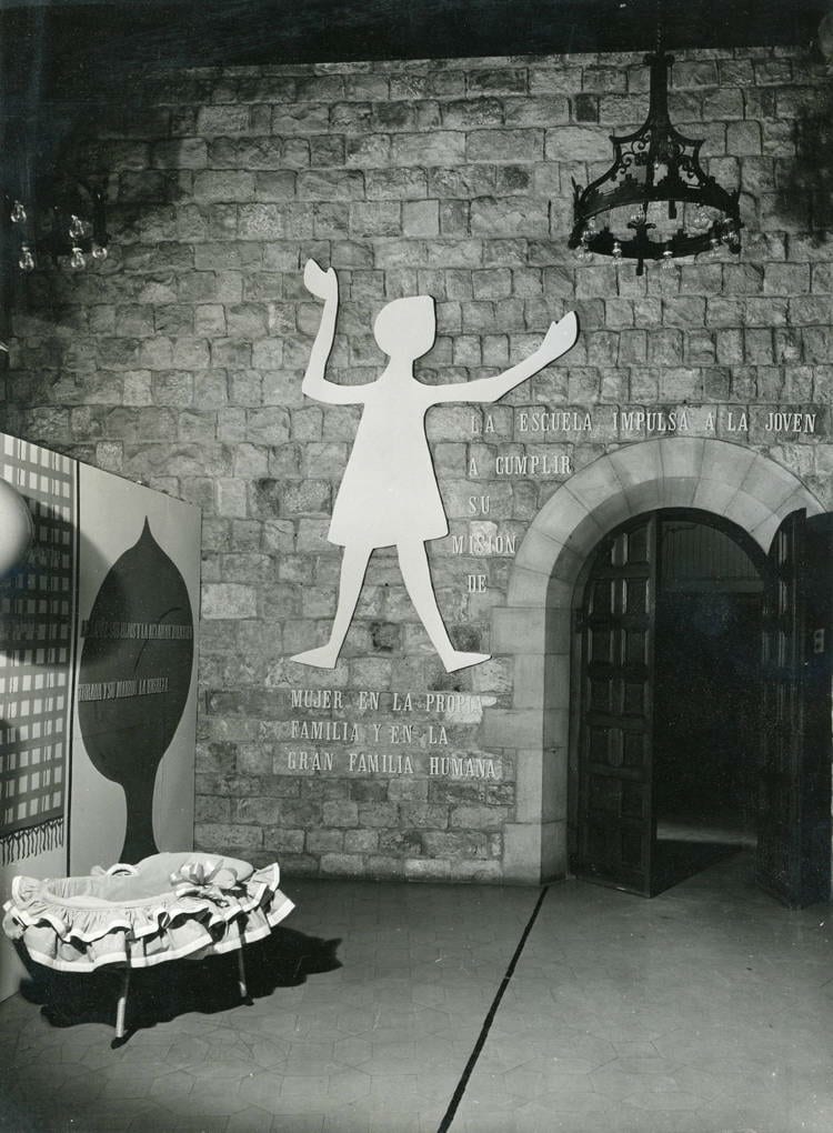 Exposició de l’Escola, c. 1946-1947. Autoria desconeguda. Fons: Escola de la Dona (CAT AGDB Maternitat-Cambra C-4)