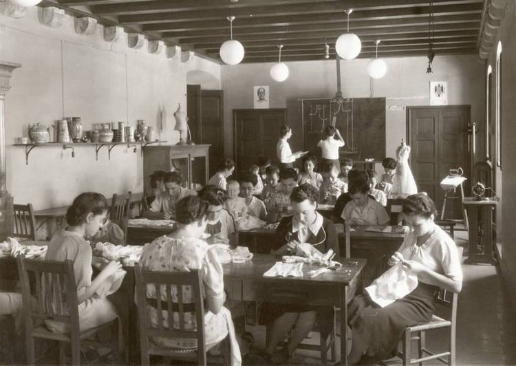 Classe de confecció, c.1950. Autoria desconeguda. Fons: Escola de la Dona. (CAT AGDB Maternitat-Cambra C-3)