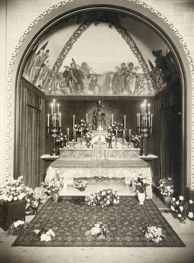 Capella de l’Institut de Cultura i Biblioteca Popular de la Dona amb pintures de Josep Obiols i Palau, 1923. Autoria desconeguda. Fons: Institut de Cultura i Biblioteca Popular de la Dona. (CAT AGDB 1)
