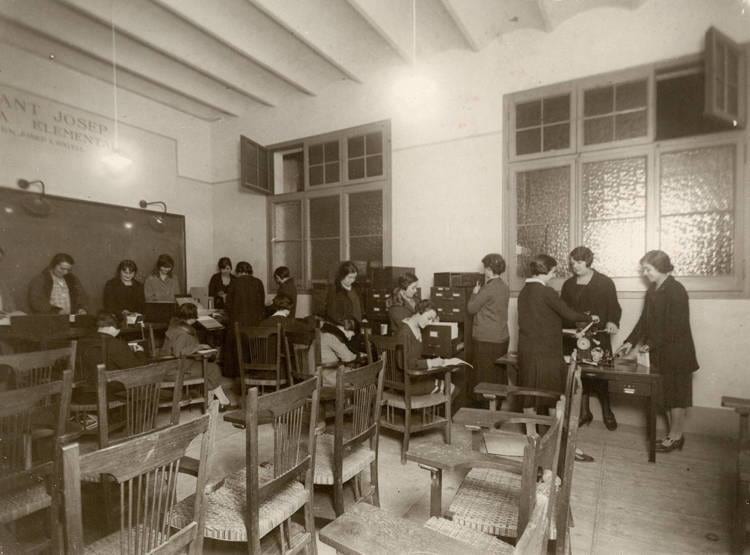 Aula de classificació i arxiu, 1927. Autoria desconeguda. Fons: Institut de Cultura i Biblioteca Popular de la Dona. (CAT AGDB 1)