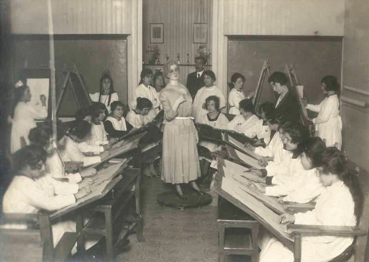 Classe de dibuix, c. 1915. Autoria desconeguda. Fons: Escola de la Dona. (CAT AGDB Maternitat-Cambra C-5)