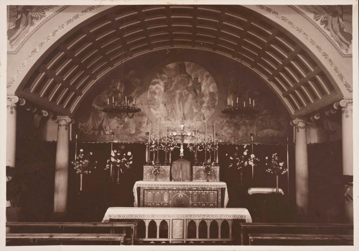 Capella del Pavelló de Desmamats, c.1920-1930. Autoria desconeguda. Fons: Diputació de Barcelona. (CAT AGDB R. b007580_302_50250)