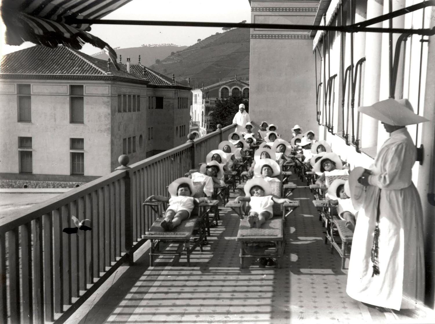 Sessió d’helioteràpia al pavelló de tuberculosos d’Horta, c. 1925. Autoria: Photo Studio Mas. Fons: Diputació de Barcelona. (CAT AGDB R.1028)