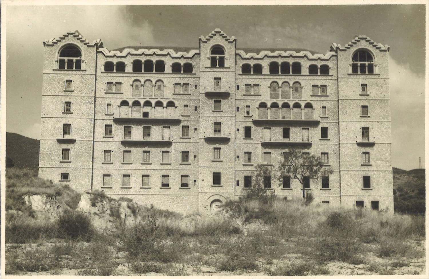 Façana principal del Pavelló Llevant a la Torre dels Frares, 15 d’octubre de 1946. Fons: Diputació de Barcelona. (CAT AGDB R.17201)
