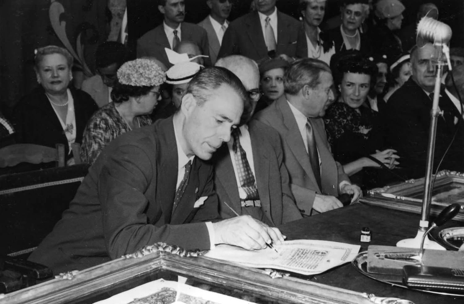 Joaquim Buxó i d'Abaigar, president de la Diputació de Barcelona, signa l'acta de col·locació de la primera pedra de Mundet, 11 de setembre de 1954. Autoria desconeguda. Fons: Diputació de Barcelona. (CAT AGDB R.15446)