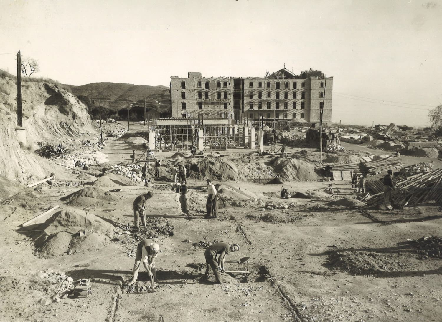 Pavelló per a noies i al fons Pavelló Llevant, 8 de desembre de 1955. Autoria desconeguda. Fons: Diputació de Barcelona. (CAT AGDB R.16952)
