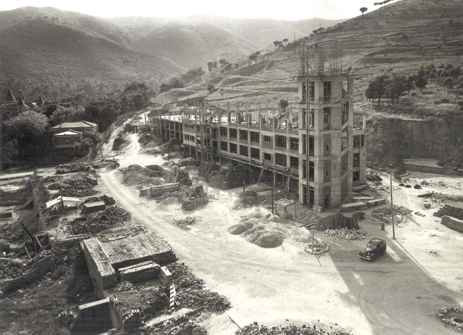 Pavelló per a noies i torre del campanar, 14 d’agost de 1956. Autoria desconeguda. Fons: Diputació de Barcelona. (CAT AGDB R.17856)