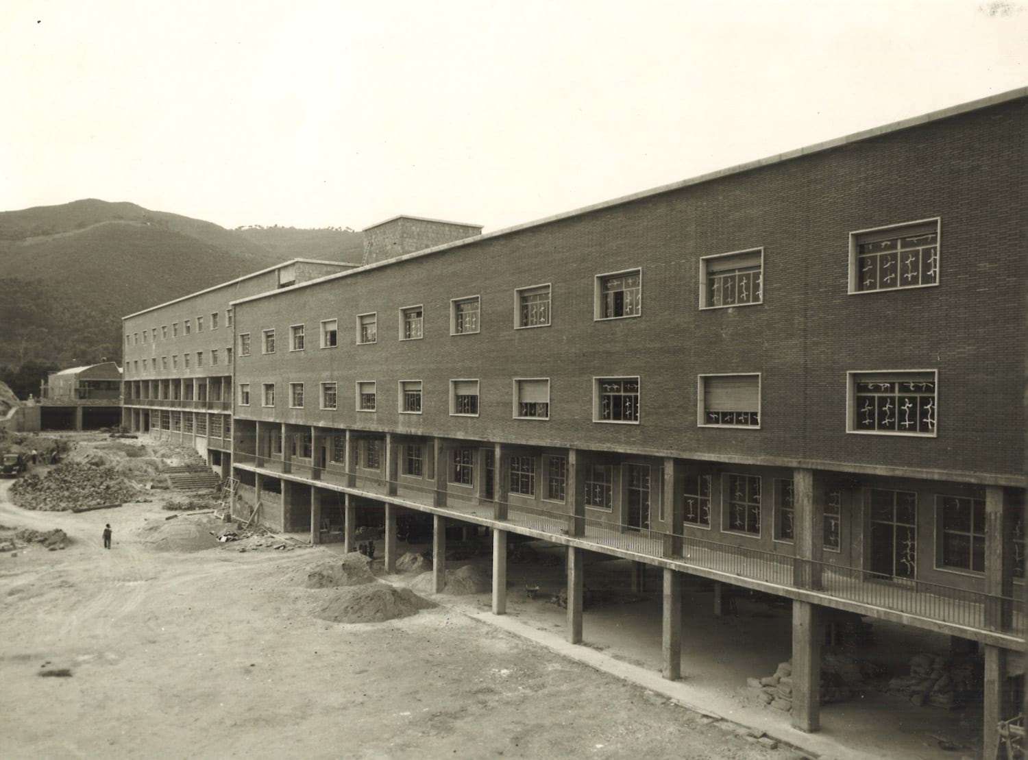 Pavelló per a nois, façana sud, al fons taller de l’escola, 15 d’agost de 1957. Autoria desconeguda. Fons: Diputació de Barcelona. (CAT AGDB R.17288)