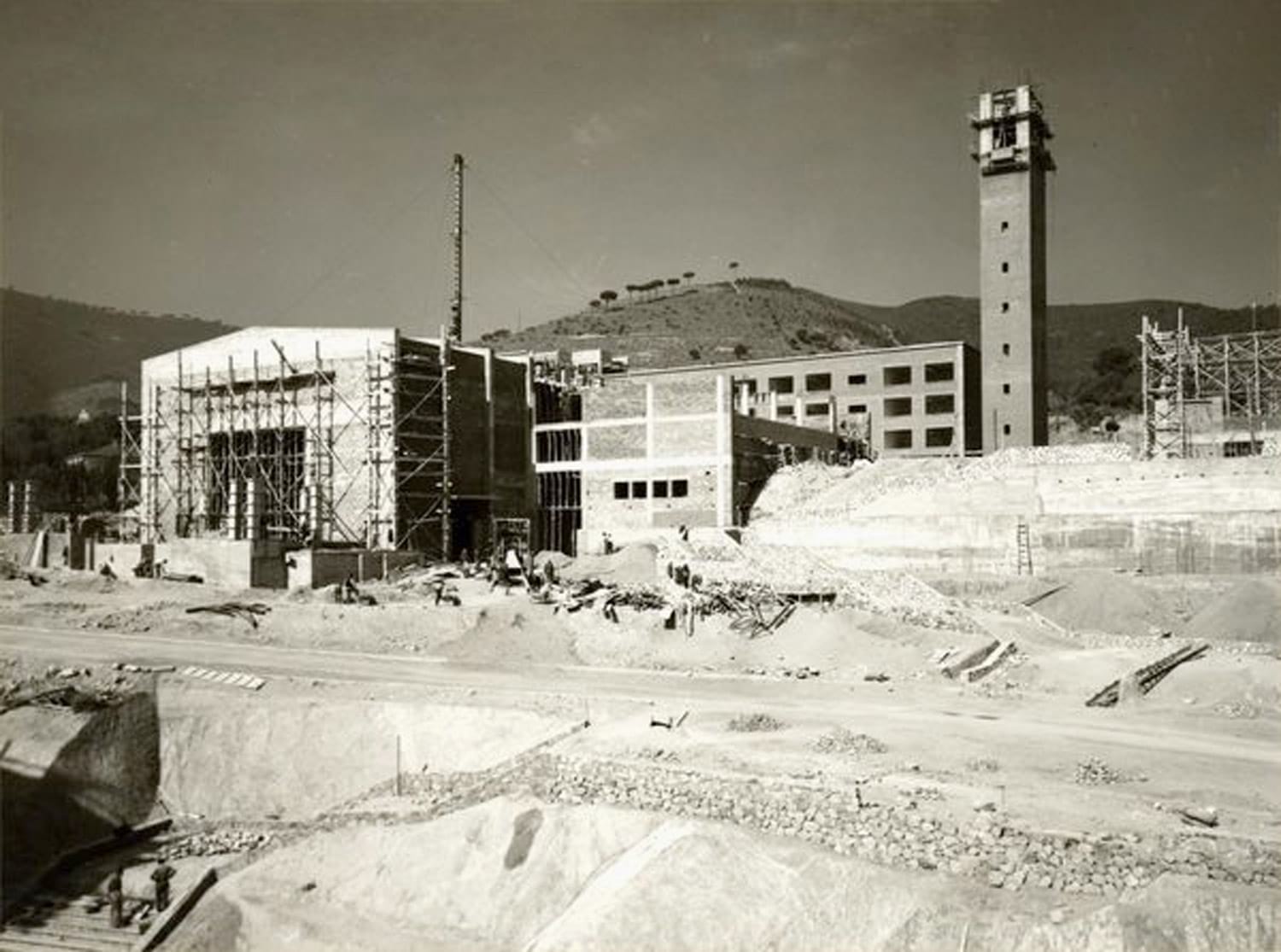 Construcció de les Llars Mundet, c. 1955. Autoria: Joan Francès Estorch. Fons: Diputació de Barcelona. (CAT AGDB R.18015)