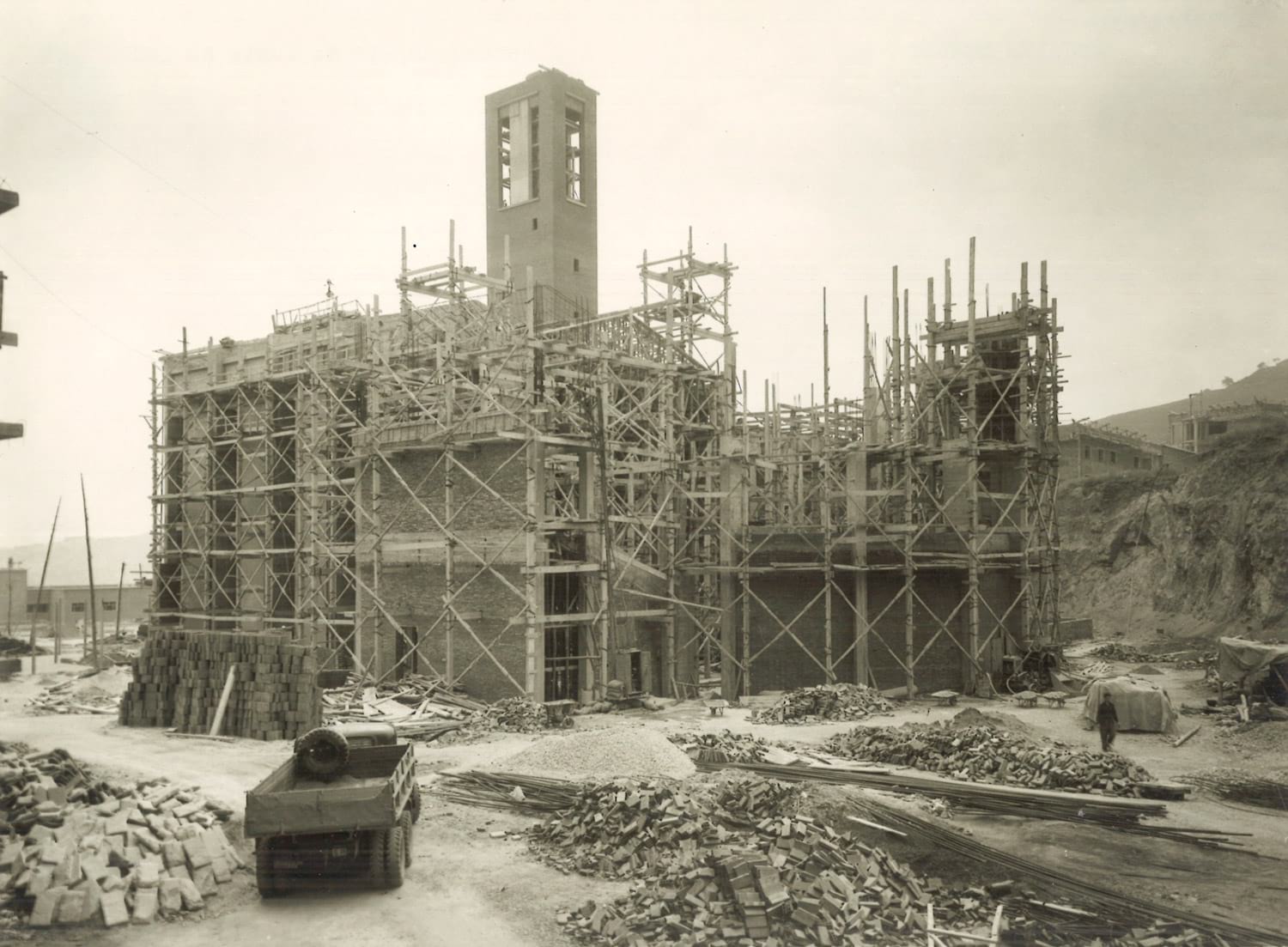 Construcció de les Llars Mundet, 15 de juny de 1957. Autoria desconeguda. Fons: Diputació de Barcelona. (CAT AGDB R.18313)