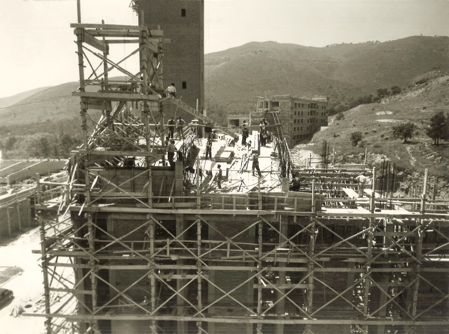 Construcció de la volta de l’església de les Llars Mundet, 15 de maig de 1957. Autoria desconeguda. Fons: Diputació de Barcelona. (CAT AGDB R.18311)