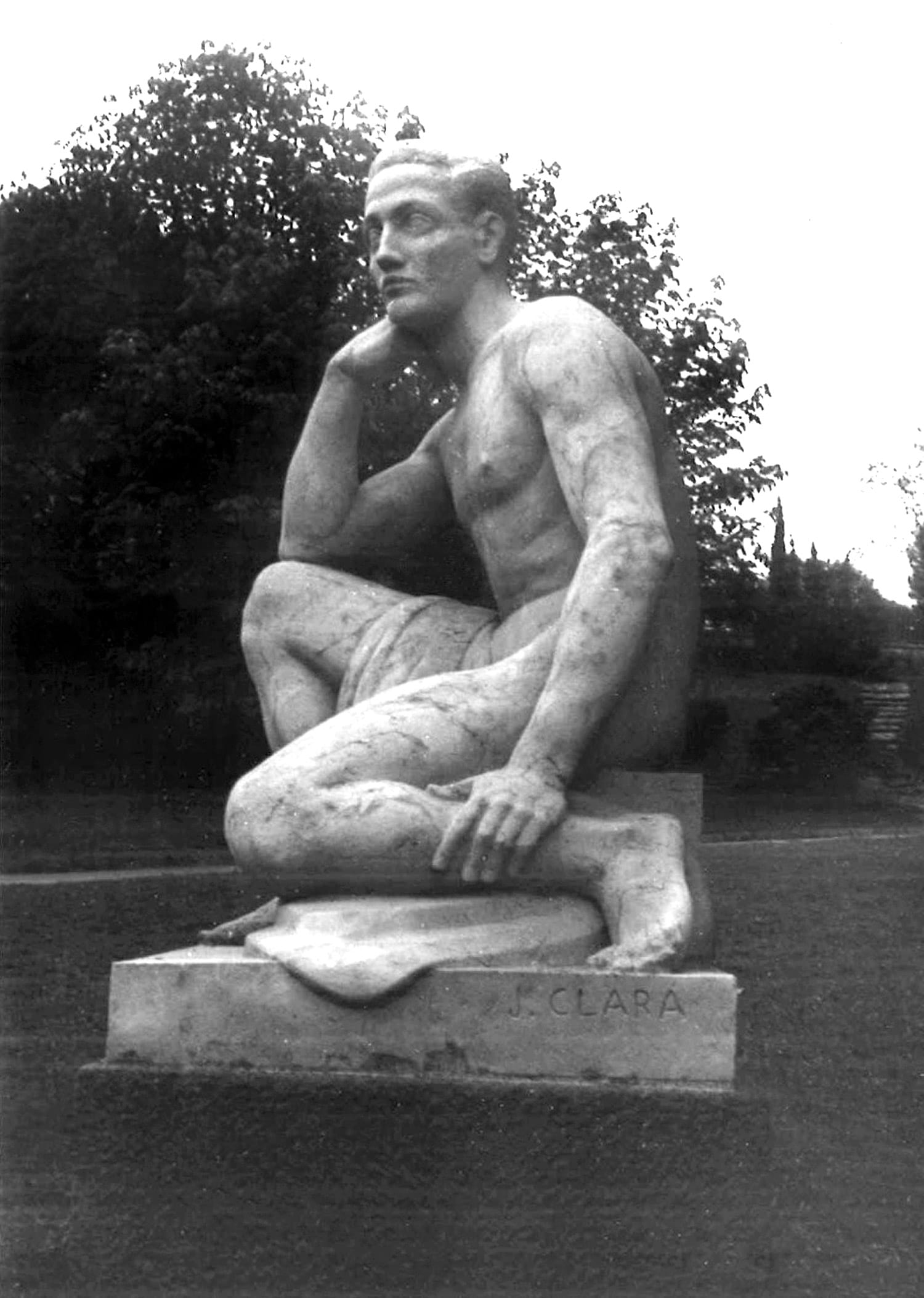 Escultura Atleta en repòs, c. 1957. Autoria: Josep Clarà. Autoria desconeguda. Fons: Diputació de Barcelona. (CAT AGDB R.26205)