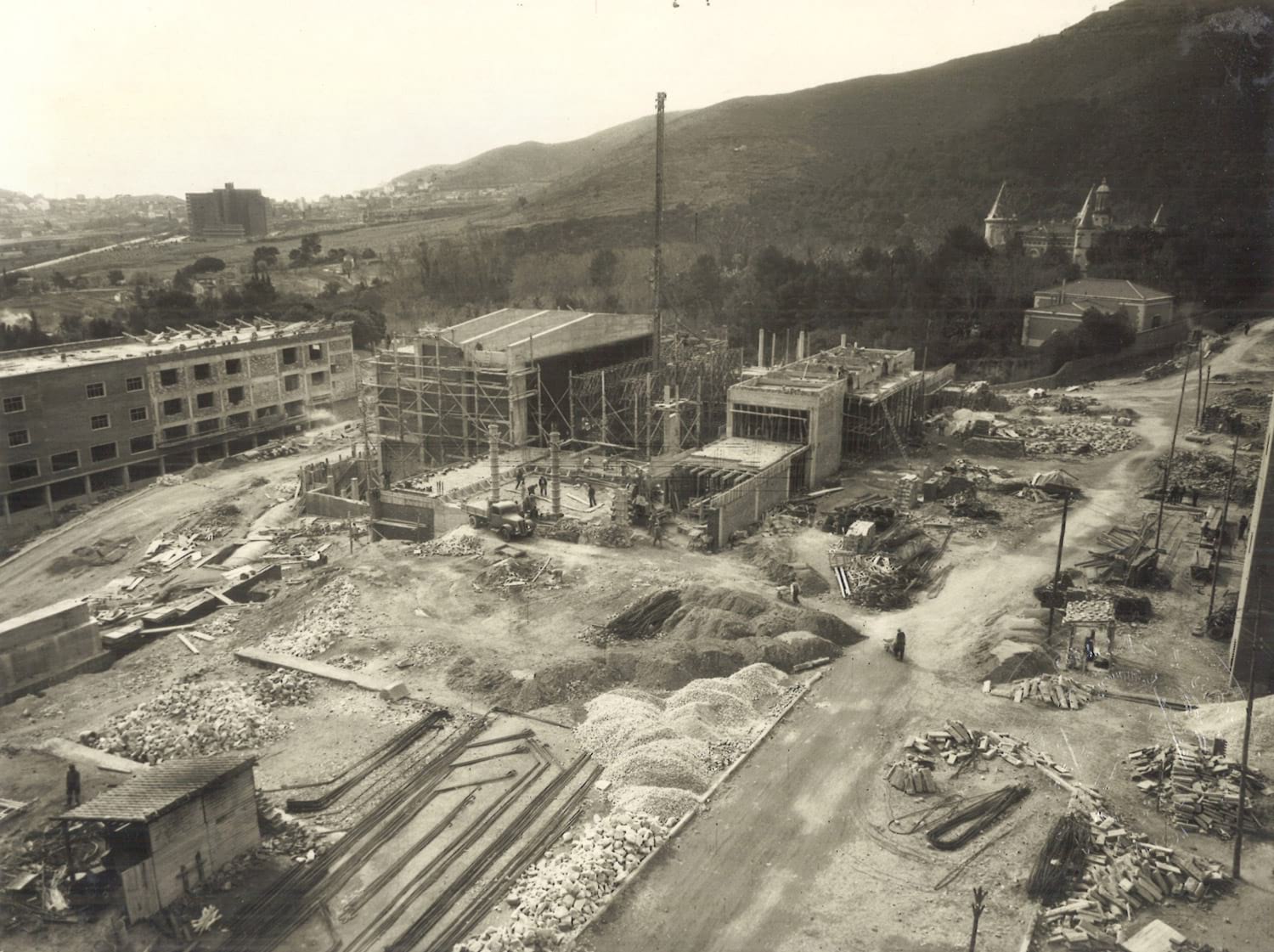 Panoràmica de les Llars Mundet amb l’emplaçament del teatre al centre, 8 de febrer de 1957. Autoria desconeguda. Fons: Diputació de Barcelona. (CAT AGDB R.17746)