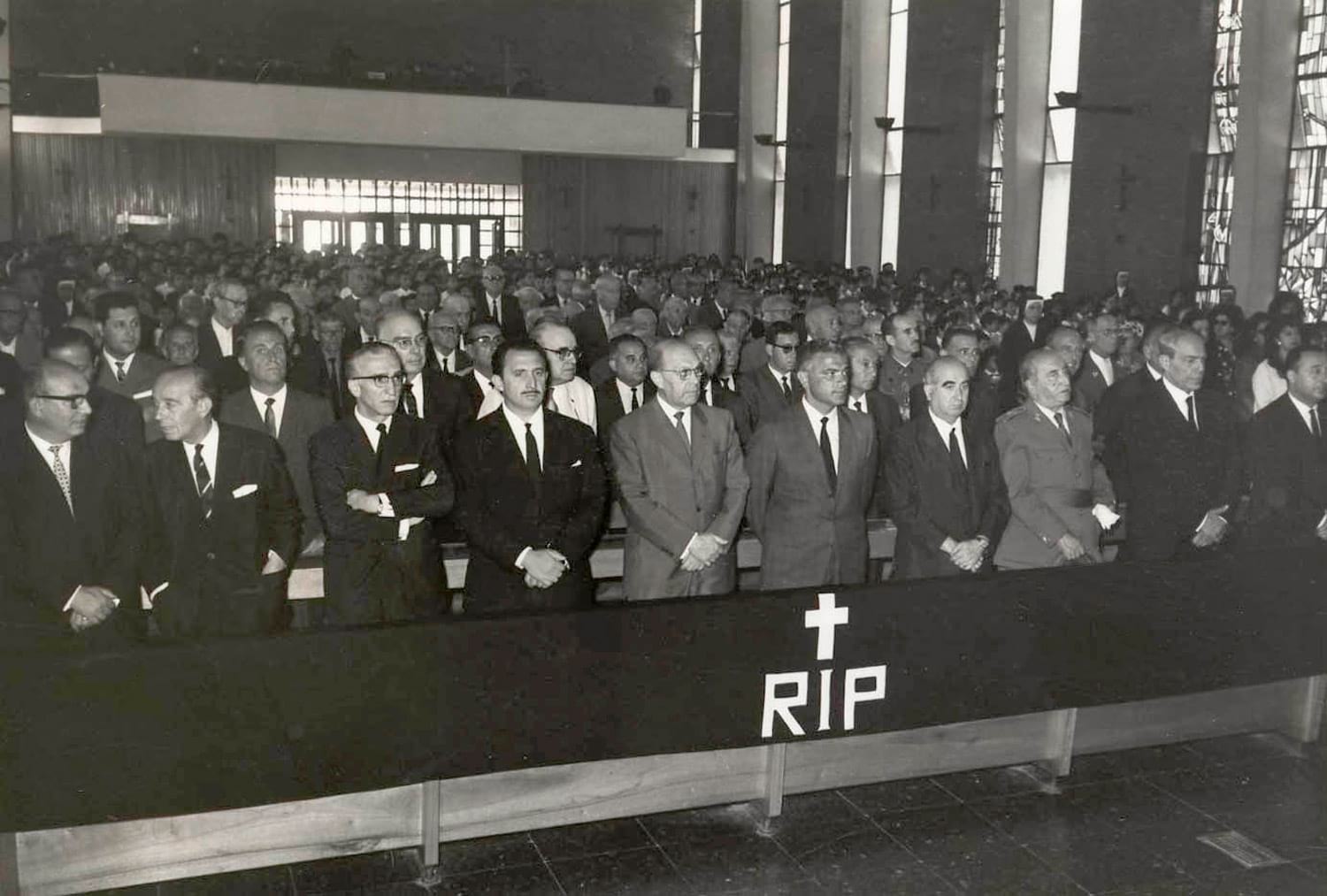 Missa per Artur Mundet a l’església de les Llars Mundet. El segon per la dreta, el president de la Diputació, Joaquim Buxó i d'Abaigar, 1965. Autoria desconeguda. Fons: Diputació de Barcelona. (CAT AGDB R.22934)