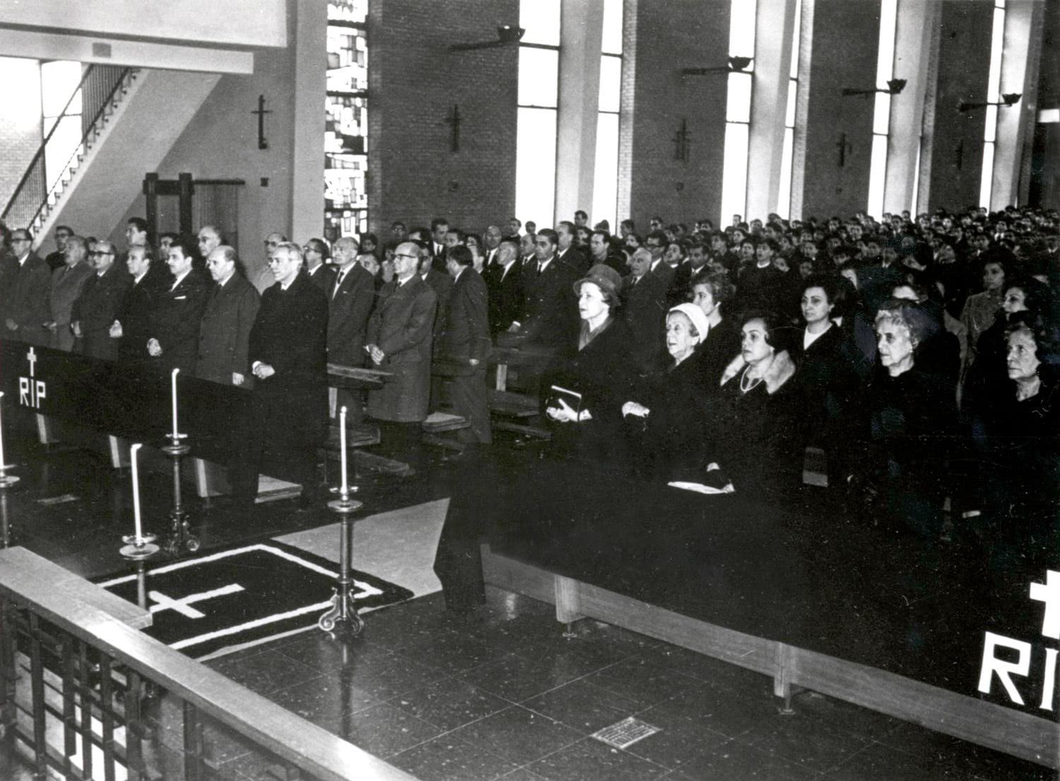 Funeral per Anna Gironella de Mundet celebrat a l’església de les Llars Mundet. Al banc de la dreta, les dones de les autoritats, la primera, Luisa Serra de Buxó, marquesa de Castell-Florite, 20 de gener de 1967. Autoria: desconeguda. Fons: Diputació de Barcelona. (CAT AGDB R.23353)