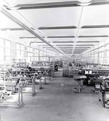 Sala de màquines de la nau Floris, c.1970. Autoria desconeguda. Fons: Diputació de Barcelona. (CAT AGDB R.22240)