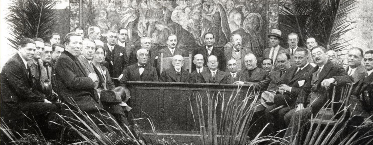 Acta de reobertura de l’Escola de Teixits de Punt. Entre els assistents, Muller, director de l’Escola (assegut, segon per l’esquerra) i Joan Maluquer i Viladot, president de la Diputació de Barcelona (al centre assegut), 1931. Autoria desconeguda. Fons: Diputació de Barcelona (CAT AGDB R.2722)