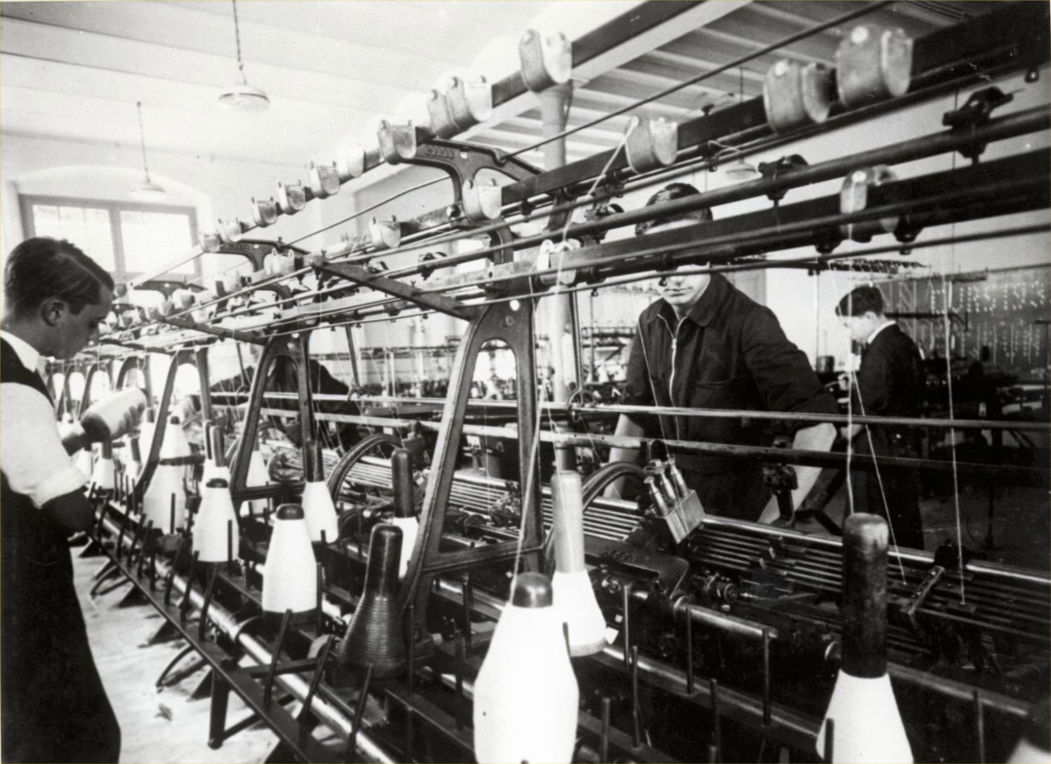 Estudiants fent servir la màquina Cotton, 1933. Autoria desconeguda. Fons: Diputació de Barcelona. (CAT AGDB R.2730)