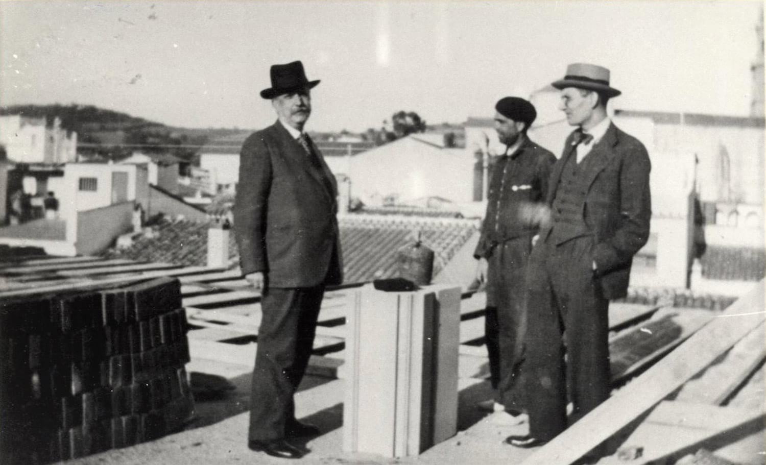 L’arquitecte Joan Rubió i Bellver visita les obres d’ampliació i remodelació de l’Escola de Teixits de Punt, 1934. Autoria desconeguda. Fons: Diputació de Barcelona. (CAT AGDB R. 22237)