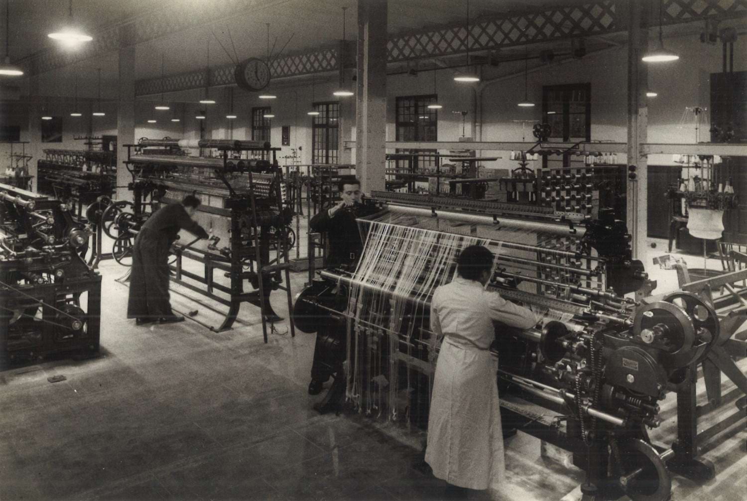 Secció de màquines d’ordits, tricotoses circulars i telers rodons de l'Escola de Teixits de Punt de Canet de Mar, c. 1940. Autoria desconeguda. Fons: Diputació de Barcelona. (CAT AGDB R.11135_2)